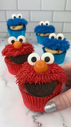 13M views · 312K reactions | ❤️ ELMO ❤️ Elmo cupcake sandwiches ❤️李 l used @colour.mill red to colour my cake batter and buttercream. I used @wiltoncakes piping tips 1M and 233, also foil liners and candy eyes  His mouth is an @oreo chopped in half his nose is made with orange fondant  #cupcake #elmo #sesamestreet #cakedecorating #cakedbyrach #pipingskills #edibleart #cupcakesandwich | Caked By Rach | Facebook