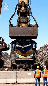 Giant Crusher Ends the Life of an Old Locomotive #railway #train #wesel | Zona Lokomotif