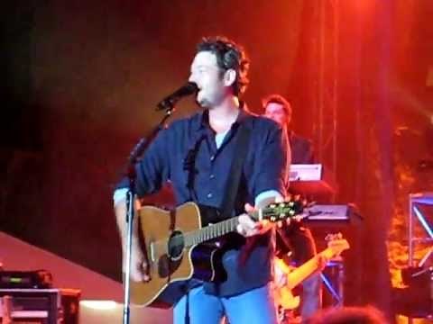 Blake Shelton - Some Beach [Live]