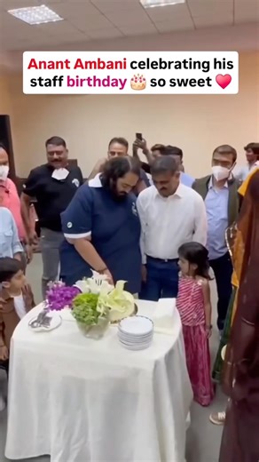 Anant Ambani’s Humble Gesture ❤️🎂 | Worker’s Birthday Celebration 👑✨🔥