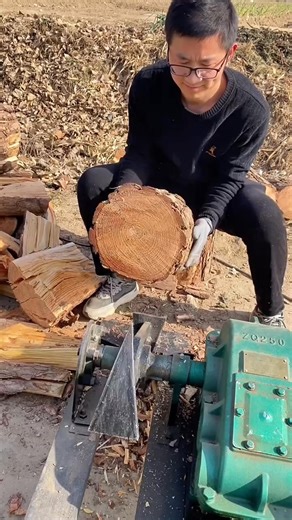 The household electric hydraulic chopping machine is easy to operate, with a chopping force of 8-20 tons that can handle various types of wood. The foot switch combined with one handed control design is safer. Small in size and occupying no space, easy to install and maintain, it is a labor-saving tool for rural households and small woodworking workshops to prepare firewood.#Choppingmachine #Hydraulicchoppingmachine #Hardwoodchoppingmachine #Horizontalchoppingmachine #Verticalchoppingmachine #Mo