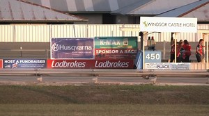 🔥 We’ve got a brand new track record over the 450m at Maitland Greyhounds and it belongs to the flying machine Gold Force! ⚡️ ⏱️He stopped the clock in a scorching 24.55, shaving a whisker off the long-standing 24.56 set by La Grand Quality way back in October 2019. What. A. Run by the 39kg heavyweight😮‍💨💨 🎉Huge congratulations to trainer Denice Warren and owner Michael Boots on this history-making performance. 🧬 Breeding: Aussie Infrared x Silver Scissors — and clearly built for speed! 🎥