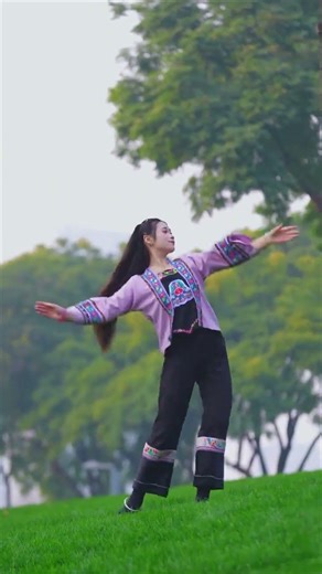 Everyone started waving their little hands together in the hand-waving dance of the Tujia