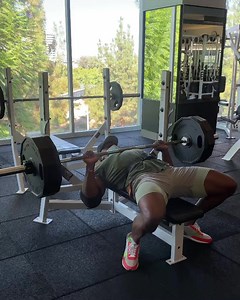 71K views · 2.5K reactions | Worked up to 405 now finishing off with a few 315 x 5 sets, it’s crazy how light it feels after come down from heavy sets  | Simeon Panda | Facebook