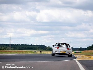 Fiat 124 Spider vs Mazda MX-5 - onboard