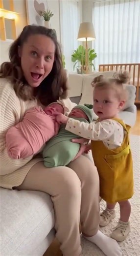 Toddler Meets Twin Sisters for the First Time… Her Reaction Is Adorably Confused 🤯
