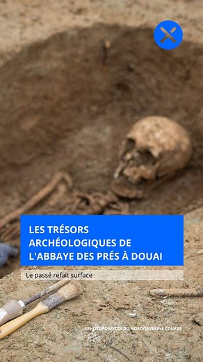 Douai : les trésors archéologiques de l'Abbaye des Prés Le passé médiéval refait surface Un important chantier de fouilles archéologiques est en cours à Douai, sur une friche en attente de développement résidentiel. Des squelettes sont mis à jour Ce secteur est particulièrement chargé d’histoire : il correspond à l’emplacement ancien de l’abbaye cistercienne Notre-Dame des Prés, fermée en 1791, comprenant notamment l’infirmerie et un cimetière datant du XIIIᵉ siècle. La parcelle explorée se trou