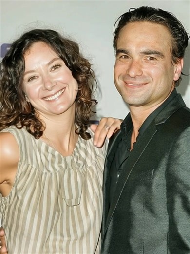 Sara Gilbert’s heartfelt revelation to then-boyfriend Johnny Galecki on the set of ‘Roseanne’ still inspires today. 🏳️‍🌈💕 She came out as gay, and Johnny has been nothing but supportive ever since.😲💥 A beautiful testament to friendship and love. 👀👉👉For the full story and more details, check the top comment below! 📸⬇️⬇️⬇️ | Take it easy