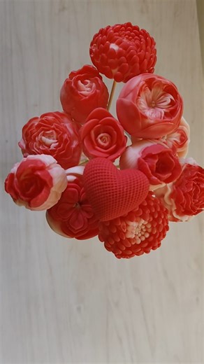 Lunolia | Bougies décos artisanales 🫶🏻 on Instagram: "Le musée Grévin de la fleur... Des fleurs en cire de Colza, parfum Coquelicot 🏵️ qui traverse le temps sans faner! Son odeur dure quelques semaines, et si l'odeur ne diffuse plus à travers la cire. Pas d'inquiétude! Tu peux les faire fondre au brûle parfum. Leur odeur parfumera ta maison 🌞✨ #fondantparfumé #bouquetfondantparfumé #saintvalentin❤️ #faitmain"
