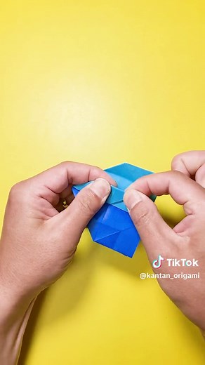 折り紙で作るくるくる回して遊べる万華鏡を紹介。様々な色の折り紙を使うととってもきれいに仕上がります。組み立てた折り紙が抜けやすい時は折り紙の枚数を増やすと抜けにくくなります。 #折り紙 #おりがみ #origami #折り紙作品 #室内遊び #万華鏡 #花火 #kaleidoscope #magicball #fireworks