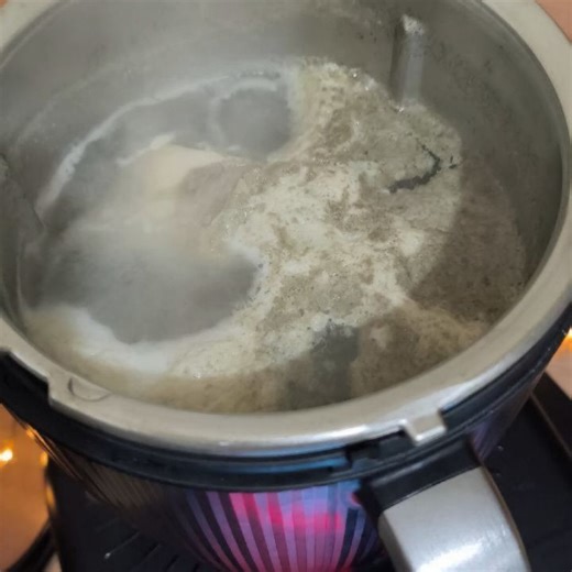 Yousra Cuisine on Instagram: "Broudou Tunisien 🇹🇳 2 Poireaux 1 navet 2 Carottes 2 branches de céleri 2 pommes de terres Os de bœuf (facultatif mais moi j'aime trop ça! ) Faire bouillir les os puis retirer les impuretés à la surface. Ajouter un morceau de poulet. Mettre tous les légumes, du sel, du poivre, 1 cc de curcuma et cuire environ 40 minutes (mode sans couvercle si vous avez le Thermomix). Avant la fin de la cuisson découper le poulet en petit morceau et ajouter un peu de persil."