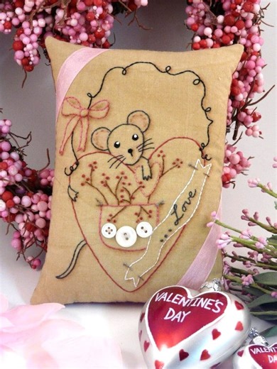 Valentine embroidery Mouse Heart Pattern PDF - love primitive stitchery pillow pinkeep tag pin cushion tuck - Etsy Sverige