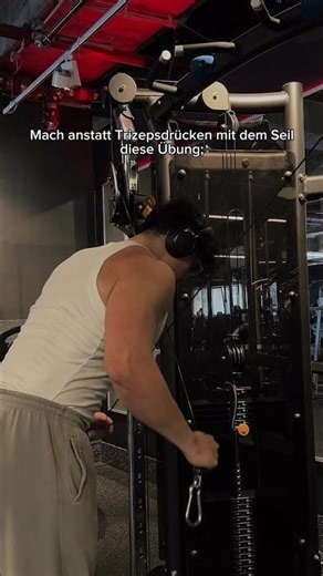 Mach anstatt Trizepsdrücken mit dem Seil diese Übung