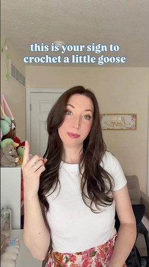 this cute mini goose is completely no-sew & the pattern is free on my blog! 🪿 #crochet