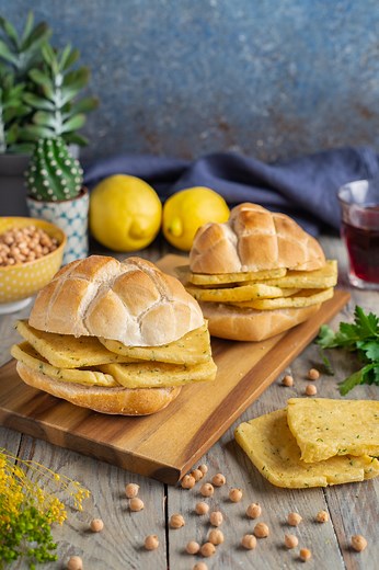 Street food siciliano: pane e panelle da provare subito! ➡️ https://www.soniaperonaci.it/pane-e-panelle/ Ricetta veloce e gustosa: frittelle di farina di ceci tra pane morbido, un classico dello street food siciliano. Pane e Panelle 🍳 Ingredienti: • 300 g farina di ceci • 900 g acqua • 1 ciuffo prezzemolo • Sale q.b. 🔥 Per friggere: • 1.2 l olio di semi di arachidi 🍽️ Per servire: • 4 mafalde (o rosette) • 2 limoni 📝 Procedimento: 1️⃣ Preparazione base: • Sciogliere farina di ceci e acqua in