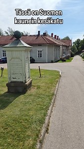 Kotka valittiin Suomen kauneimmaksi kesäkaupungiksi ja William Ruthin katu Kotkan kauneimmaksi kaduksi. Tämä suomalaisen teollisuusperinnön viehättävä näyttämö on siis Suomen kaunein katu. Käänny Karhulan kohdalla pois Kotkan moottoritieltä ja aja muutama sata metriä Karhulan keskustasta sivuun, niin olet taivaassa. @kolmikulmaart näyttely auki vielä tämän viikon. Viikonloppuna Kolmikulma soi -musiikkitapahtuma pittoreskeissa maisemissa. Ihana @heidinkotileipomo avoinna ma-to 7.30-16 ja pe 7.30-