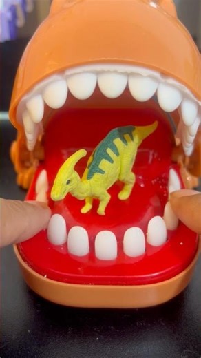 Angry Dino eating Dino #dinosaur #asmrsounds #satisfying #viralshort #shortvideo