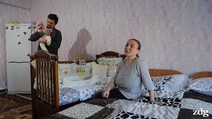 2.7M views · 4.9K reactions | Într-un bloc dărâmat, fără apă potabilă, curent electric și căldură, în plină iarnă, își duce traiul o familie cu un copil de cinci luni. Se întâmplă în anul 2020, în capitala R. Moldova, orașul Chișinău. Reportaj complet: https://bit.ly/2Sp9Z4q | Reporter de Garda | Facebook