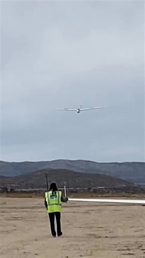 Instructor demonstrating a landing in a Schleicher ASK-21! ..planador#soaring - #whyifly #avgeeks #aviation4u #aviationlovers #sailplane #instaaviation #avgeek #flightschoo #aviationgeek #loveflying | Soaring Academy