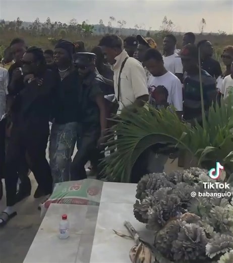 Les deux artistes frères: LEMA et Bioman Badman officiel très abattus et inconsolables😭 à l’inhumation de leur oncle Maalash Beatz. | Afribuzz Media