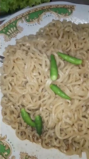 makan siang pake mie + slada