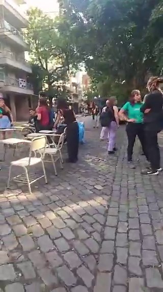 Clase pública ahora en el departamento sin declarar de Adorni, es insólito que haya mandado 20 patruyas para 10 pibes, es exactamente lo que haría alguien CULPABLE de robarle a todos los argentinos