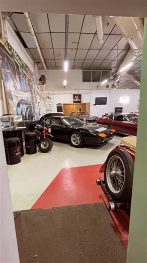 Petite visite de notre showroom bien plein avec quelques nouveautés qui arrivent la semaine prochaine sur notre site www.cecil-cars.com. | Cecil Cars