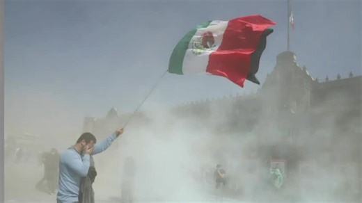 ¿La fotografía del hombre con la bandera nacional es real o IA?