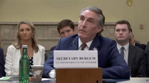 🇺🇸Sec Burgum got schooled by Rep. Magaziner when he claimed that wind and solar power are useless when the wind doesn't blow, and the sun doesn't shine: "We have these things called batteries. We've had them since Benjamin Franklin."Brutal 😂