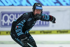 Sedmnáctiletý Petr Tomek ⭐️ znovu ukázal svojí šikovnost a poslal Karlovy Vary na ledě Liberce poprvé do vedení! 📸 Petr Frýba #TELH | #momentytelh | #BTLKVA | HC Energie Karlovy Vary | Tipsport extraliga