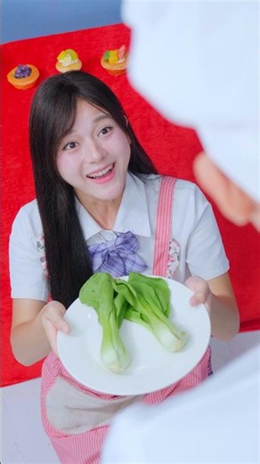 Never Judge Food by Its Looks! 😱🥬 #linhchihihi #messyclassroom #schoolcrush #schooldrama