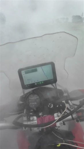 Penny 🚩 on Instagram: "✨️ A este reel le llamaremos: el poder de las palabras. ¿Se dieron cuenta qué fue lo que pasó en el motor? En el video de YT se ve clariiiisimo (en este de acá no). ¿Qué harían en mi lugar? #honda #moto #viaje #mecánica #argentina"