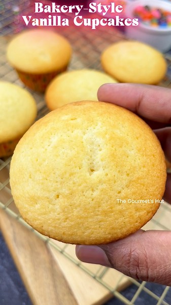 🧁The Fluffiest Vanilla Cupcakes Ever – Bakery-Style Moist Cupcakes with Simple Ingredients!