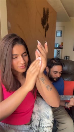 Dono chal rahe hain to dono gaa diye 😋 . ( Rehle mere kol , Nazraan Utaar , Simran Choudhary , acoustic version , jamming ) | Simran Choudhary