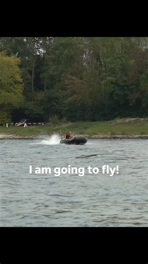 Das ist mein Schlauchboot für’s Angeln und Abenteuer. 3,6 m lang, bis 3,6 mm dick und bis 30 Pferdestärken motorisierter. Hier bin ich auf dem Rhein unterwegs und freue mich auf jede größere Welle, die sich mir in den Weg stellt und schon im nächsten Augenblick packe ich meine Angelsachen, ob zum Karpfenangeln oder zum Wallerangeln - alles passt in mein Schlauchboot. Ab geht’s. In diesem Sinne, allzeit, gute Fahrt und selbstverständlich frohe Weihnachten und schöne Feiertage. @frieder_maier #sch