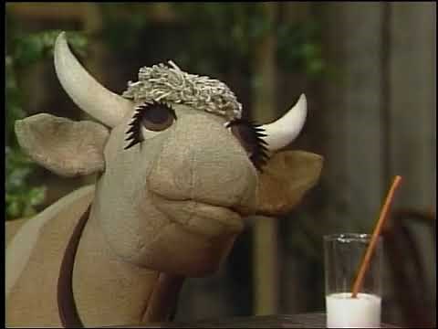 Classic Sesame Street - Gladys The Cow And Elmo Milk