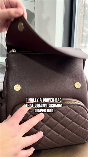 Searching for a diaper bag that looks like a chic everyday tote or luxury handbag… this is it.