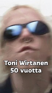 Toni Wirtanen täyttää tänään 50 vuotta. 🎉 Wirtanen on suomalainen laulaja-lauluntekijä, joka tunnetaan eritoten Apulanta-yhtyeen keulakuvana. Vuonna 1991 perustettu yhtye on esittänyt urallaan lukuisia jättihittejä, voittanut palkintoja ja soittanut loppuunmyytyjä areenakeikkoja. Apulannasta on julkaistu myös elokuva vuonna 2016. Toni Wirtanen tuli ysärillä tutuksi myös omintakeisena haastateltavana, joka laukoi rohkeasti mielipiteensä, vitsaili ja tarpeen tullen kertoi kritiikkinsä kuuluviin. 