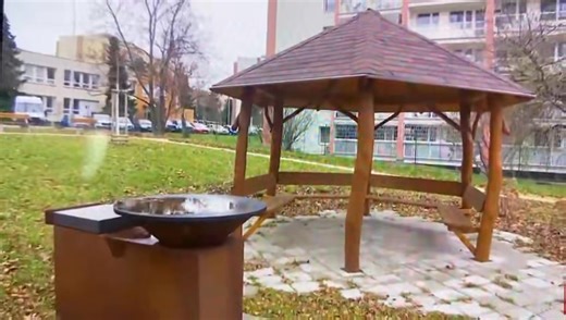 Praha 15 dnes ukazuje, že moderní městská část myslí na všechny generace zároveň. Vzniklo tu první unikátní mezigenerační centrum svého druhu – stacionář pro seniory propojený s mateřskou školou. Projekt, který spojuje zdánlivě vzdálené světy dětí a seniorů, přináší především lidský rozměr, sdílení, porozumění a každodenní kontakt mezi generacemi. Jak centrum funguje v praxi a co přináší obyvatelům městské části Praha 15, ukáže následující reportáž. | Pavel Frydrych