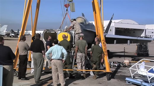 美国海军陆战队F/A-18C换装APG-79(V)4 RACR氮化镓有源相控阵雷达