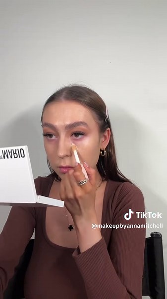 ✨PRODUCTS USED✨ Brows - @By Caitlyn brow gravity Primer - @thebeautycrop oui cherie Foundation- @NARS Cosmetics shade sante fe Concealer- @HNB Cosmetics shade SF1N Cream bronzer- @PINKHONEY shade toffee truffle Cream blush - @rhode skin shade freckle Powder - @Huda Beauty shade pound cake Bronzer @maccosmetics shade dark deep Brows - @nyxcosmetics_uk shade ash brown Blush @madebymitchell shade 90s nude Freckle - @Freck Beauty Lips - @maccosmetics shades boldly bare and honeylove Setting spray - 