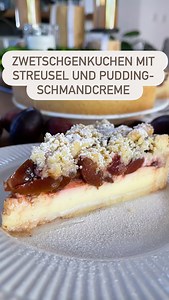 💫Zwetschgenkuchen mit Streusel und Pudding-Schmandcreme 💫Backofen auf 180 Grad O/U vorheizen und eine 26er Springform komplett einbuttern 💫1 kg Zwetschgen waschen,entkernrn und in Viertel-Spalten schneiden 🔖Streusel 180 g Mehl 100 g kalte Butter 60 g Zucker 2 TL Vanillezucker 💫daraus Streusel kneten (TM 30 Sek/ Stufe 6) umfüllen und zur Seite stellen 🔖Boden 125 g Butter 70 g Zucker 200 g Mehl 1 TL Vanillezucker 1/2 Pack Backpulver 💫alles verkneten ( im TM 30 Sek/Stufe 6) 💫Teig in die vor