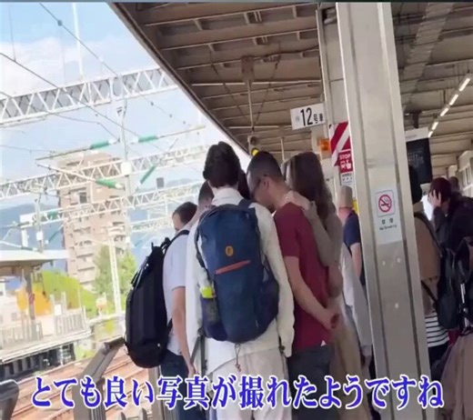 日本が誇る新幹線😊✨【ウソでしょ😱カッコいい🩷】初めて見た外国人観光客が驚愕！！優雅に駅を通過する新幹線😱！