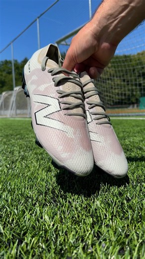 These New Balance change color in the sun above 22°C.Perfect summer shoes that stand out instantly☀️