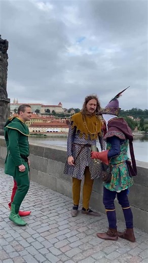 Naši pánové se radí, kde v Praze sobě načepují nejlahodnějšího moku a kde seženou nejlepší pečeni, aby přišli náležitě vybaveni na středověký Tříkrálový ples, který proběhne již v sobotu v refektáři pražského Emauzského opatství. Nezapomeňte si i vy přinést pokrmy a nápoje dle vlastní chuti, neboť v dnešním klášteře se kuchyně nenachází. Těšíme se na Slovanech! Všechny informace k plesu na https://facebook.com/events/s/trikralovy-ples/763694093389397/ (link v biu) #historicketance #stredovek #me