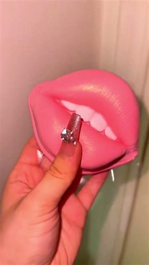 lips #satisfying #asmr #tabasquishy #stressrelief
