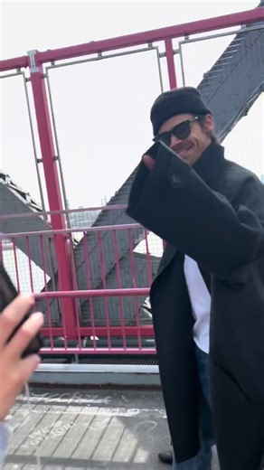 They were the nicest people alive. I gave them emerson isa stickers. Harry Styles shook my hand. TWICE. Shoutout to the girls behind us for sending this vid. Also zoe is beautiful af #harrystyles @Harry Styles