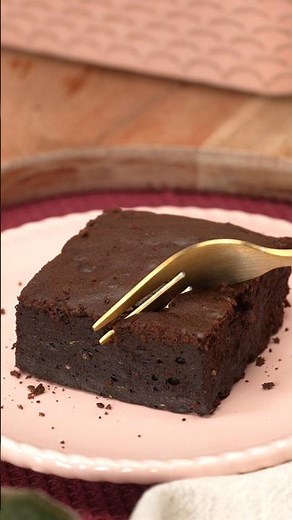 Zucchini brownies 🥒🍫 #SimplyTasty #ZucchiniBrownies #BrownieRecipe #HealthySnacks