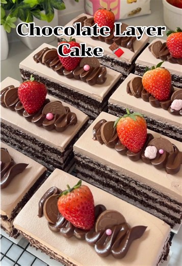 Chocolate Layer Cake 🍫เนื้อนุ่ม ครีมละมุนทุกชั้นเข้มข้น ช็อกโกแลตทุกเลเยอร์ ช็อกโกแลตเลิฟเวอร์ต้องเซฟเมนูนี้ ———————————————— - แป้งเค้กตราริบบิ้น 220 กรัม - ผงฟู 2 ช้อนชา - เกลือ 1/2 ช้อนชา - น้ำตาลทราย 200 กรัม - ผงโกโก้ 90 กรัม - ไข่แดง 6 ฟอง - นมสด 250 กรัม - น้ำมันรำข้าว 190 กรัม - ไข่ขาว 6 ฟอง - น้ำตาลทราย 120 กรัม - ครีมออฟทาร์ทาร์ 1/2 ช้อนชา 🔥 อบไฟ 170 องศา เวลา 25 นาที วิปครีมช็อกโกแลต - วิปครีม Non-Dairy 550 กรัม - ดาร์กช็อกโกแลต 80 กรัม ช็อกโกแลตกานาบนหน้าเค้ก - วิปครีม Dairy 120 กร