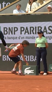 Lorenzo Musetti received a warning for unsportsmanlike conduct after this incident 😳 #RolandGarros | TNT Sports